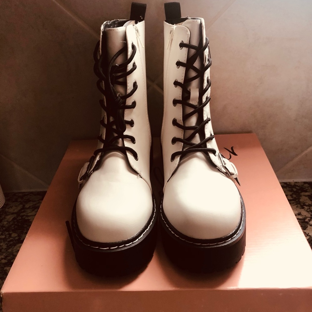 SOLD Women Double Zipper Ankle Boots, White. New. Size 8.